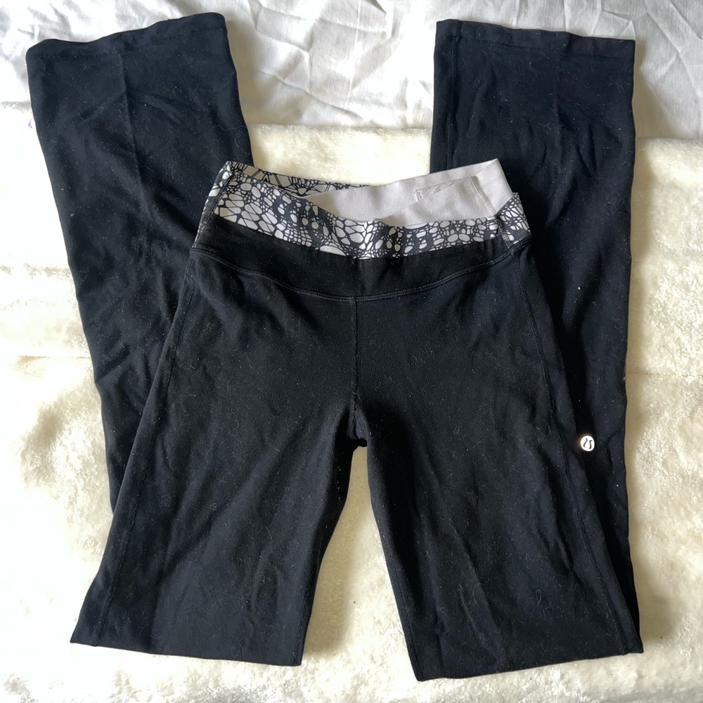 LULULEMON groove pants- Size 4 mid rise flare